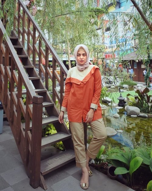 Think Orange 🍊 Top and pants from @aline_clothingline ...#ClozetteID #personalblogger #personalblog #indonesianblogger #lifestyleblog #Hijab #likeforlikes
