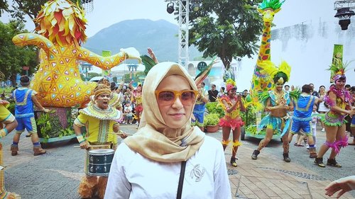 Karnaval #HongKong
.
.
.
#ClozetteID #shortgateway #gateway #holiday #familyholiday #personalblogger #personalblog #IndonesianBlogger #lifestyleblog #Hijab #Hijabootd