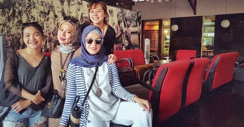 Lucu kalo liat foto ini, yang suruh foto di spot ini, yang ngarahin gaya sampe Yang fotoin adalah direktur kita. 😁😁😁....#ClozetteID #personalblogger #personalblog #indonesianblogger #lifestyleblog #Hijab #likeforlikes