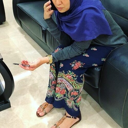 < hallo...📞📱>
.
.
.
#clozetteid #tgif #officeday #officehour #hijablook #ootd #ootdindo #hijabootdindo #like4like #photooftheday