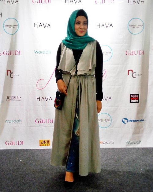Still from "HAVA x Gaudi Muslim Fashion Street"#lafayettejktxclozettefiu #hijabinfashion#HAVAxGaudiXwardah #muslimfashionstreet #clozetteid #photooftheday #instapic