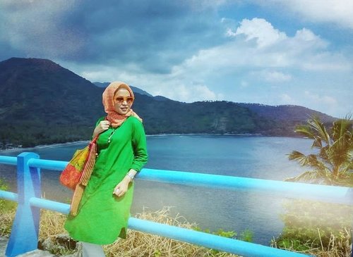 #Throwback April 2016 sempat ada acara kantor ke Lombok. Dan alam disana sangat indah, kotanya pun tenang dan damai. Berniat untuk balik lagi untuk liburan bareng keluarga.

Sekarang, hampir sebulan ini Lombok diguncang rentetan Gempa. Turut bersedih, semoga saudara2 di Lombok selalu dilindungi Allah dan diberi kekuatan serta keselamatan. #PrayForLombok
.
.
.
.
#ClozetteID #personalblogger #personalblog #indonesianblogger #lifestyleblog #hijabblogger #likeforlikes