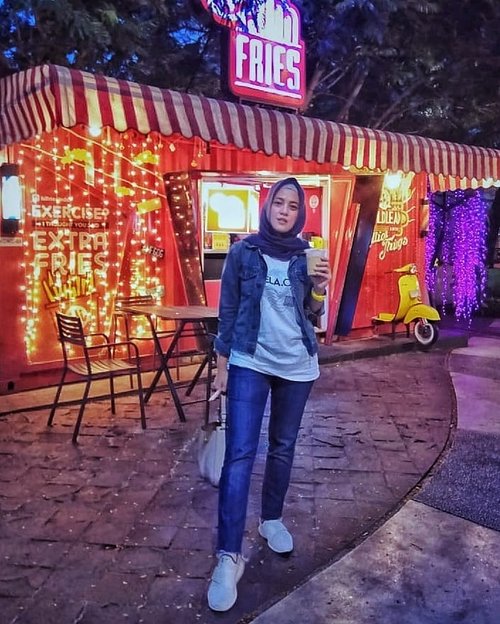 Dah kayak Milea blm stylenya, jaket jeans sneaker putih🙈 🤢🤢🤢 ini lah penampakan milea 20 tahun kemudian 🤣🤣....#ClozetteID #ShoxSquad #personalblogger #personalblog #indonesianblogger #lifestyleblog #Hijab #likeforlikes