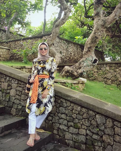 Kalo kata suami, poto Di spot sejuta umat 🤪🤪🤪......#ClozetteID #ShoxSquad #personalblogger #personalblog #indonesianblogger #lifestyleblog #Hijab #likeforlikes
