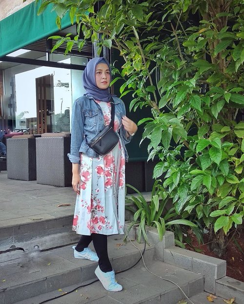 Asli siang ini panasnya nyelekit bangeettt, untungnya dress dari @nayyarraoutfit bahannya dingin 😎 ....#ClozetteID #ShoxSquad #personalblogger #personalblog #indonesianblogger #lifestyleblog #Hijab #likeforlikes