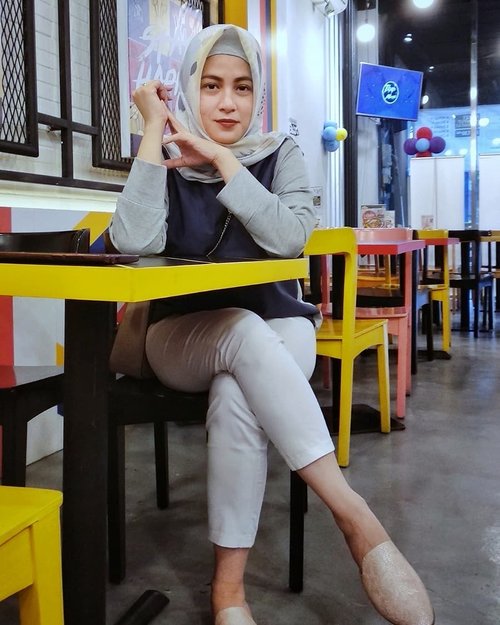 Hari ke 13 puasa flu menyerang 😫 mampet, batuk plus demam. Si kecil pun ikut ketular padahal dia lagi seneng2nya ikut puasa. Tetap seterongg 💪💪..Anyway aku lagi suka banget pake mules shoes dari @nocheid ❤️ nyaman bingo pokoknyahhh 👌...#ClozetteID #Hijab #lifestyle #Ootd #lifestyleblogger #IndonesianBlogger