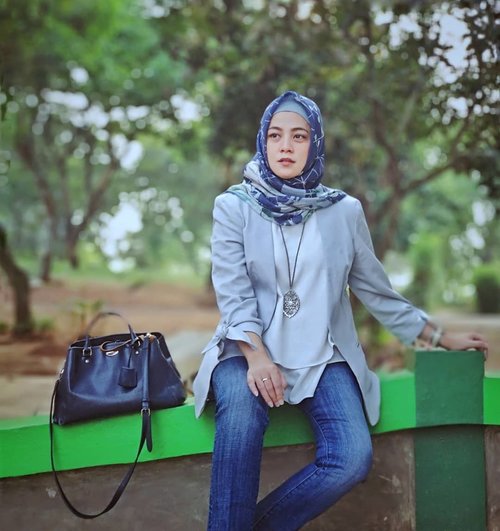 #Muka ngebayangin 'dompo' 🤪 oleh2 yang dibawain dari kotamobagu.

Anyway, 'dompo' itu durian yg dimasak sama yang gula merah, bentuknya kental, makanya pake sendok. Dan rasanyaaa...kyk makan durian aja gitu 👌👌👌
.
.
.
#ClozetteID #Hijabootd #personalblogger #personalblog #IndonesianBlogger #lifestyleblog #Lifestyle #likeforlikes