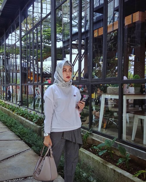 Mad About Monochrome.Monochrome fashion : easy to wear and timeless classy. There is beauty in simplicity....#ClozetteID #Ootd #Hijab #hijabblogger #IndonesianBlogger #Lifestyle #lifestyleblogger #lovephotos #fashionenthusiast #fashionlovers #likeforlikes