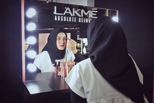 Keluar rumah tanpa pake eyebrow ?? Big NO buat aku.Makanya kemarin exciting banget begitu diundang ke acara Lakme x Anggie Rassly  terus bisa lihat dan mencoba langsung produk kolaborasi mereka yaitu Lakme Absolute Reinvent Precision Marble Eyebrow yang tersedia 2 shade yaitu Brown dan Grey.Selain itu diacara ini juga Ka Anggie memperagakan cara membingkai alis serta memberikan tips untuk membuat alis yg bold namun terlihat berdimensi dan natural. Oya, tadi juga dikasih tau kalo alis kiri dan kanan itu memang gak Akan pernah sama, itu dikarenakan macem2, bisa struktur wajah, kebiasaan posisi tidur atau kebiasaan mengunyah lebih sering dibagian mana.Thank for inviting me @lakmemakeup @clozetteid ...#lakmexanggierassly #marbleousbrows #stylingtrendsetters #byebyebadbrows #ClozetteID #personalblogger #personalblog #indonesianblogger #likeforlikes