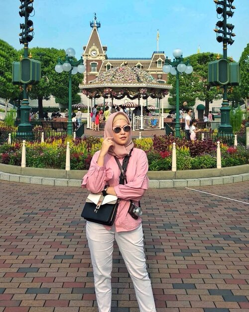 Ini foto sebenernya lagi kecewa krn Gak jadi foto Sama Mickey Minnie #tbt HK, August 2018....#ClozetteID #personalblogger #personalblog #likeforlikes