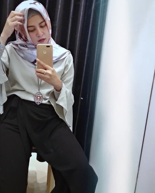 Mirror mirror on the fitting room part 2.Coba ini, coba itu, coba disana, coba disini... Alhamdulillah Gak jadi beli 😂😂 dompet pun amann 👌👌 😄...Pants @mounahijab.#ClozetteID #hijab #hijabblogger #IndonesianBlogger #lifestyle #lifestyleblogger #fashionlovers #fashionlovers #likeforlikes