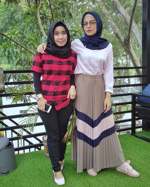 From Highschool until now 😘 pertemuan pertama kita pas Ospek hari pertama SMA di aula ya @rinapuspita99 😁#HighschoolMates.....#ClozetteID  #personalblogger #personalblog #indonesianblogger #lifestyleblog #Hijab #likeforlikes