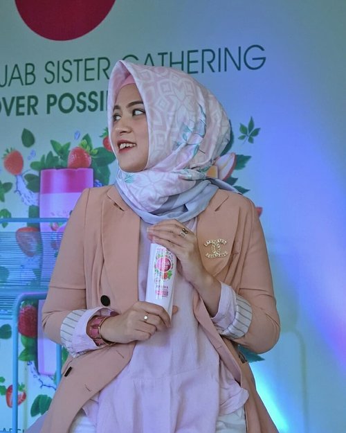 Sunsilk Hijab Recharge - Strawberry & Mint. Rambut akan selalu bervolume dan gak lepek loh walaupun seharian pake Hijab.Seru banget acara siang ini bareng #SunsilkHijabSister dan @laudyacynthiabella sangat memberi inspirasi. #UncoverPossibilities #ClozetteID