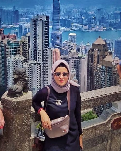 Kesini lagi dengan spot foto yg berbeda #victoriapeakhongkong ....#ClozetteID #ShoxSquad  #personalblogger #personalblog #indonesianblogger #lifestyleblog #Hijab