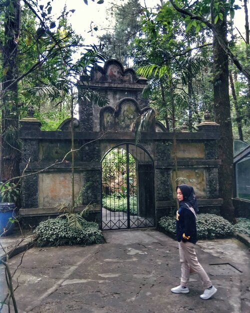 Museum Ullen Sentalu, museum  di Jogja yang menyajikan koleksi peninggalan Dinasti Kerajaan Mataram dan penuh dengan aura mistis!Museum yang unik, mangangkat kebudayaan jawa, sangat edukatif. Menariknya juga selama tour museum yg didampingi guide untuk menjelaskan, para wisatawan dilarang mengambil foto dan video. Ada area khusus di pintu keluar yg memang dipersiapkan untuk foto. Padahal setiap ruang2 Di Dalam museum sangat apik Sebagai spot foto. ...#ClozetteID#museumullensentalu#museumullensentalukaliurang#explorejogjakarta#explorejogja #exploremerapijogja #personalblogger #personalblog #likeforlikes