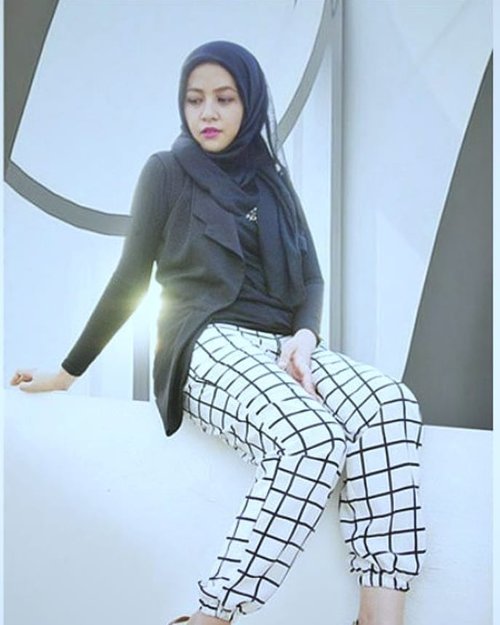 Who can deny the allure of top-to-toe monochrome? It's flattering, chic and actually very easy to wear.Whether you're heading to work, a wedding or out on the weekend, black and white is a viable option.....#ClozetteID #Ootd #Hijab#hijabblogger#personalblogger #IndonesianBlogger #blogger #likeforlikes