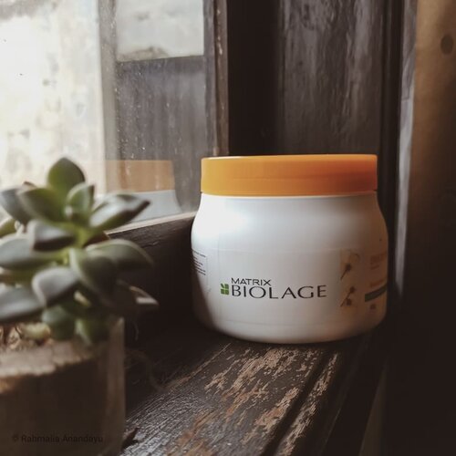 Apakah kalian senang merawat rambut juga?
.
.
My review is here: https://www.rahmaediary.com/2020/01/review-matrix-biolage-smoothproof.html
#matrix #matrixbiolage #clozetteid #hairmask #haircare #haircareproducts