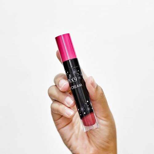 @pixycosmetics lip cream in bold maroon. Beli lipstik ini gara-gara @annisarachmanda 😅 banyak reviewer yang memberi kesan positif sama pigmentasinya. Do you agree?

Read my review on my blog rahmaediary.com

#clozetteid #makeup #lipcream #matte #red #pixy #pixylipcreammurah #bloggerindonesia