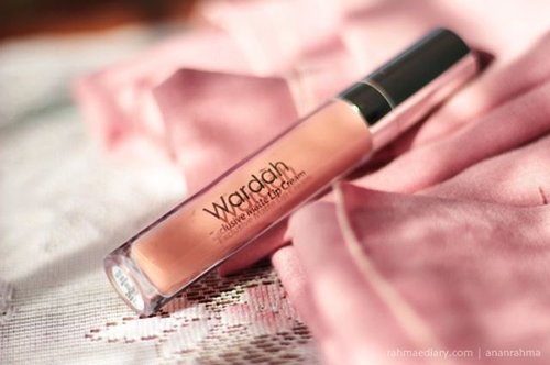 This is my first lip cream. @wardahbeauty exclusive matte lip cream 03 see you latte. . . Warnanya memang peach, tapi masih ada pink nya sedikit. Gambar di atas, lip ceam terkena cahaya jadi terlihat lebih pudar
.
.
Full swatch and review ada di blog rahmaediary.com atau link http://bit.ly/Wardah03Rahma #clozetteid #makeup #lipstick #lipcream #wardah #wardahlipcream #wardahkosmetik #mattelipstick #lipstickjunkie #instagood #beauty #beautygram #beautyblogger #bloggerlife #bloggerindonesia #instadaily #instabeauty #indonesiabeautyblogger #bloggerperempuan #indonesiafemaleblogger
