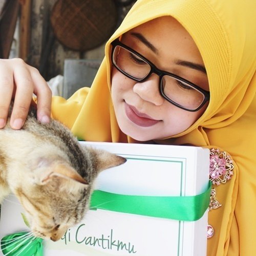 yes! aku dapat beauty box dari @natur_e_indonesia. Thank you so much. Isinya banyak dan produk favorite banget pokoknya. Box-nya cantik, si kucing sampai ingin ikutan di foto hahaha Lihat isi box ini yuk di blogku (link di bio)! dan #AwaliCantikmu dengan @natur_e_indonesia #clozetteid #skincare #vitamine #skinvitamin #nature #green