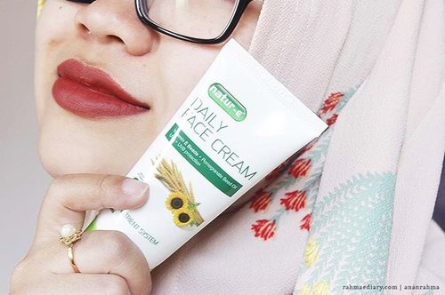 this is my recommendation. after toner and moisturizer, apply @natur_e_indonesia daily face cream to soften your skin. #clozetteid #skincare #vitaminE #AwaliCantikmu #nature #skin #beauty #beautyreview #instabeauty #bloggerindonesia