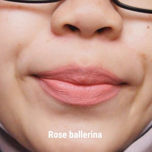 Rose Ballerina itu agak labil ya warnanya. Kalau kulit agak gelap, pasti kelihatan lebih orange. Kalau kulit lebih terang apalagi kena sinar banyak, baru kelihatan agak pink sama dengan warna kemasannya.
.
.
Pokoknya tetap cinta Cherish Marmalade deh... 🤣

#clozetteid #makeup #swatch #lipswatch #wardahbeauty #wardahlipcream #wardahlipmousse