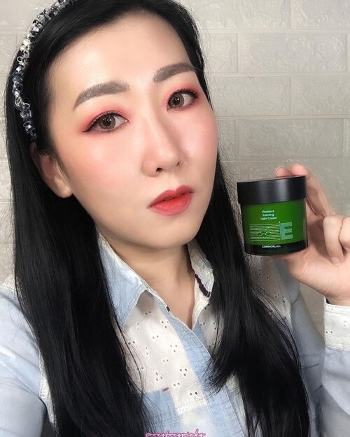 COMMONLABS - Vitamin E Calming Light CreamKorea Brand70 gram✨Klaim Manfaat*Krim hipoalergenik yg menghambat & mengontrol sebum *Membantu membangun, memulihkan skin barrier & menambah perlindungan kulit yg kuat*Menenangkan & memulihkan*Cocok u/ masalah jerawat, kulit mengelupas & kemerahan✨Ingredients* Tocopherol (Vit. E) menyejukkan & melindungi* Gesolza (Artemisia Annua, Pinus Densiflora Leaf & Citrus Junos Fruit Extract)mengurangi peradangan, anti bakteri, mengurangi produksi sebum & mencegah masalah kulit* Melaleuca Alternifolia (Tea Tree) Leaf Extractmengontrol sebum & perawatan masalah kulit* Ceramide NP menenangkan & melindungiGlycerin, Safflower Seed Oil, Stearic Acid & Palmitic Acid, Arginine, Allantoin, Portulaca Oleracea Extract, Dipotassium Glycyrrhizate, Etc ✨Yang perlu dinotice*NO (Alcohol, Silicone, Sulfate, & Paraben*NOT Fungal Acne Safe*All skin type & sensitive skin *Daily use*Dermatologist Tested✨Notable Effect*Antioxidant*Anti Acne*Anti Aging*Soothing & Calming*Softening*Moisturizing & Hydrating*Anti-bacterial*Promotes Wound Healing ✨Cara pakai Gunakan spatula, ambil produk secukupnya, oles & ratakan sambil di tap2 pelan2  Packaging simple dgn box putih & ada sticker pengaman Produknya jar plastik tebal warna kehijauan dgn tutup hitam doff Ada spatulaTeksturnya itu light gel cream, ringan & soft berwarna hijau mudaWangi tea trea yg mildAda efek calming (colling sensation pas di oles)Ckp mudah diratakan, mudah meresap & ga lengketHasil akhir dikulit terlihat matte tapi ada feels glowSelama pemakaian 2 minggu tdk ada rasa gatal, perih, cekat cekit or kemerahanSesuai dgn klaim kulit jd lebih mudah ga jerawatan, sebum terkontrol, ada perbaikan tekstur, kulit jadi lebih sehat, lembut, lembab & halusAku ada 3 jerawat gede di dagu & isinya pecah & luka, pake ini luka membaikEfek Menenangkan jerawat & kemerahan pas PMS/hormone pun mantulKulit pun terlindungi & lebih ga mudah jerawatanJika takut berasa berat, u/ di siang hari blh pakai tipis2 yisinya cukup byk so layak dicoba kepoin http://bit.ly/commonlabsid#COMMONLABS #COMMONLABSID #VitaminB5 #Ampoule #VitaminE #Calming #VitaminSkincare #Shopeeid