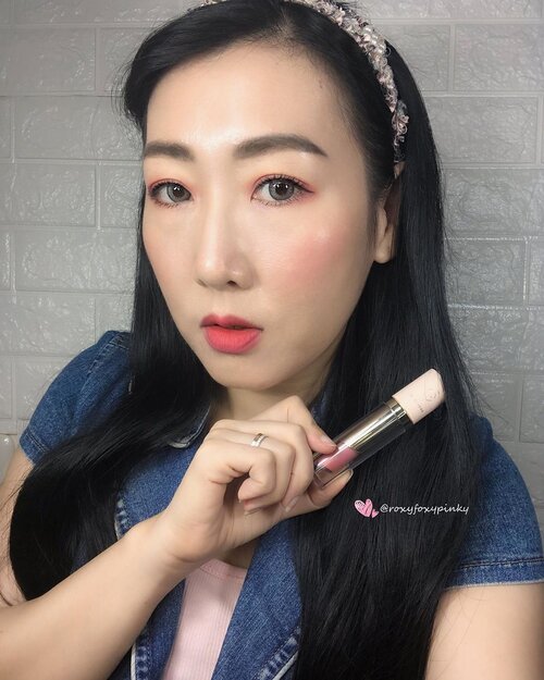 [Try and Review] FORENCOS – Lip Tattoo Clair Velvet Tint Pale Edition27 LUCID (Coral Pink)189 K FYI Forencos ini hits banget di KOREA & no 1 u/ Matte Lip Tattoo nya 🌟Packaging Kemasan kotak dr plastik mika premium tebal  printed motif bunga 3D Produk didominasi dgn plastik bening & warna cream dgn sentuhan gold 🌟Klaim - Pigmented- Sekali Ulas - Tahan lama up to 24 jam - Waterproof - Kissproof - Transferproof- Powerful Staining, warna sesuai dgn yg di applied- Bibir terasa lembab & sehat - Build-able yg nyaman  🌟 Cara Pakai :1. Kocok dulu2. Gunakan produk dikit aja (smkn byk smkn lama keringnya)3. Biarkan kering beberapa menit (u/hasil lebih bold) or di tap-tap pake jari(u/ blur or soft) 4. Tap2 pake tissue ampe warna ga nempel5. Ulangi bila perlu 🌟 Review Jujur awal pas datang produknya I’m ShockedGemes asli kerenDesign packaging kotaknya & liptattoonya super amat keren esp. kotaknya itu cakep asli parahSebenarnya I’m not a tipical LipTint Fans, krn dulu pernah coba & trauma suka kering & kek ada rasa nge-gumpel di tengah, belum suka ilang & kek aneh gitu jatuhnya kalo dipake lama Tapi pas cobain ini, OMG beda banget sama LipTint yg aku pernah aku coba Aplikatornya enak dgn ujung lancip/runcing so memudahkan u/ apply keseluruh bibir tanpa takut belepotanTexturenya creamy, lembut, nyaman, melembabkan, ga menggumpal & mudah di blendWanginya cukup enak macam wangi buah2an seger Warnanya sesuai dgn klaim , 1x gores langsung intens keluar Vivid & pigmentedSekali tip cukup u/ 1 bibir U/ formula nya sendiri emang butuh waktu spy ngesetHasil akhir dari Lip Tatto ini ada 2 :✨Velvet matteTransferproof, Smudgeproof & Kissproof(selama tidak makan/minum (apalagi berminyak) tdk akan luntur)✨Lip TintTransferproof, Kissproof, Smudgeproof & WaterproofKeren ga?Aku ampe AMAZE 😍Wlpn di hapus msh ada stained dibibir tapi ga berasa kering Menurut aku kalo kalian pecinta LIP Matte & LipTINT kalian wajib coba ini keren banget asli shadenya banyak banget & hasil akhirnya keren bisa 2 finished  Yg penasaran cuss ke IG or Shopee @forencos_indonesia 💕 BONUS : ada video demo & test uji coba y  #forencos #forencosindonesia #LongLastingStain