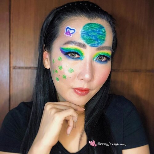 Stay at Home Make up CollabsIni hasil collab sama komunitas beauty, karena pada tanya aku share aja detail nya yah 🥰BTW gambar earth nya agak gagal ga jd 3D krn cuman pake eyeshadow aje dan warna terbatas 😝.95% using eyeshadow @beautyglazed “Color Studio & Neptune”Garis putih2 logo Stayathome @imagiccosmetics cuma belenyek agak gagal 🤣.Lipcream @raikubeauty Glitter - China Brand (ga tau merk apa) @handaiyan.cosmetics & @focallurebeauty Base eyeshadow @nyxcosmetics_indonesia jumbo pencil.Eyeliner @silkygirl_id Soflens @japansoftlens “Lunatia Grey”.Complexion @revlonidEyebrow @lakmemakeup mix @maybelline mascaraEyelash @loreca.lashes “Blossom”Brush @jacquelle_official @aerisbeaute @realtechniques_id.#artmakeup #makeupart #makeupoftheday #undiscoveredmuas #undiscovered_muas #beautybloggerindonesia #indobeautygram #indobeautysquad #tampilcantik #makeupideas #lemonsquad #clozetteid @clozetteid #100haringontenwithibc