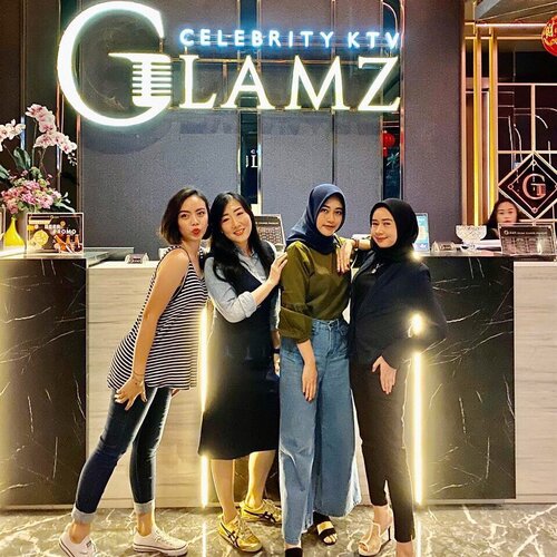 Merayakan Tahun Baru 2020 kemarin, aku dan temen- temen aku (@zhevardinesandya @sherlyoliviam @rozakta.kusumawati) karaokean di @Glamzcelebrity_KTV..Gila aku ga nyangka tempatnya bagus dan nyaman banget. Parkirannya luas dan servicenya memuaskan.Roomnya besar, dan ternyata ada toilet pribadi lho guys..Pilihan lagunya pun banyak, ada Mandarin, English, Indonesia, Jawa, Korea, Jepang. Pokoknya dijamin semua lagu favorite kalian ada disitu. Soundsystemnya pun bagus dan mic nya juga keren. Aku berasa kayak konser d.O yah kalo kalian laper kalian juga bisa order makanan lho. Menu makanan & minumannya cukup bervariasi, kalian  ga usah takut kelaparan & kehausan pas kalian karaoke deh...Nih daripada bengong2 dirumah dan ga tau mau ngapain dan bosen banget kalo ke mall mulu.Mendingan kalian ajak temen-temen kalian karaoke seperti aku dan ikutan kompetisinya buat gila-gilaan disana kayak aku. So langsung aja ke @GlamzCelebrity_KTV dan jangan lupa pakai code referral dari aku “PPIG19120114”Kalian akan dapat FREE KARAOKE 2 Jam dengan Mininum purchasing makanan/minuman cukup dengan spend minimum 200rb ajaa, dan kalian akan dapat plus another voucher for next visit.Ayo ajak temen/pacar/mantan/musuh/keluarga kalian buat seru-seruan.Dijamin kalian pasti ketagihan dan have a good time..Ayoo segera ikutan karaoke di :.GLAMZ CELEBRITY KTV Jl. Arjuna Utara No. 32Tanjung DurenJakarta Barat.Cuss guys ikutan kompetisinya, sapa tau kalian yang menang.Kalau mau kepoin @GlamzCelebrity_KTV, langsung d cek BIO di instagram aku yaa #GlamZensationCompetition #GlamzKaraoke#clozetteid @clozetteid