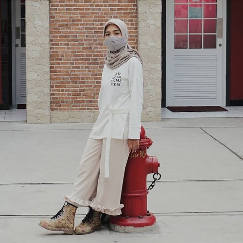 Tahukah kamu.... Warna water hydrant ga melulu merah loh. Tapi ada juga yang hijau, kuning dan biru. Setiap warna dirancang khusus sesuai dengan banyak pasokan air yang tersedia pada hydrant tsb. National Fire Protection Association (NFPA) membagi warna water hydrant ke dalam empat jenis yaitu:• Kelas C untuk laju alir < 500 GPM (Gallons Per Minute) kode warnanya adalah merah.• Kelas B untuk laju alir antara 500-999 GPM, kode warnanya adalah orange.• Kelas A untuk laju alir tinggi yaitu antara 1000-1499 GPM, kode warna hijau.• Kelas yang terakhir adalah kelas AA untuk laju alir > 1500 dengan kode warna biru.Lalu apa fungsi water hydrant selain sebagai sumber air untuk memadamkan api? Yaa.. Jadi properti foto seperti ini. Salah satu ide andalanku kalo udah mati gaya mepet-mepet hydrant aja 😆___#wikitian #clozetteid #infohydrant #infotian #localbrand #ootdtian