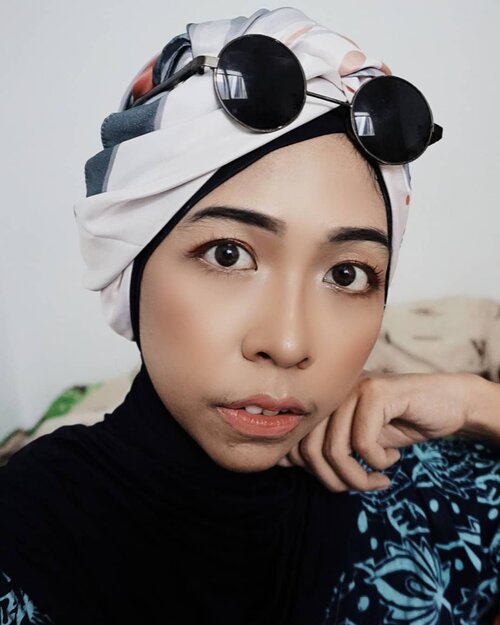 Ibu-ibu zoom be like: atasnya cetar bawahnya tetap daster semriwing ehehe. Siapa yang gitu juga?

Primer: @benefitindonesia
Foundation: @maybelline
Loose Powder: @maccosmetics
Eyebrow: @riveracosmetics
Highlight, blush on, contour: @mizzucosmetics 
Lip: @urbandecaycosmetics

___

#clozetteID #MakeupOfTheDay #MOTD #HOTD #HOOTD #makeuplook #hijablook