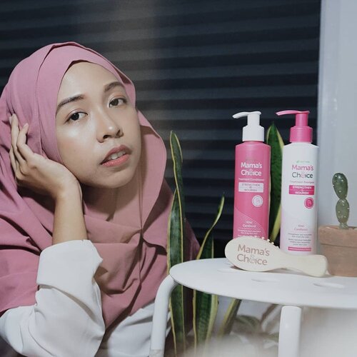 Siangnya panas banget euy, mana ngantuk pula tapi anak belum tidur gimana dong? 😴Ntar sore kayaknya seger nih kalo mandi guyuran air trus keramas pake Mama's Choice Hair treatment. Ada shampoo dan conditioner yang menutrisi kulit kepala dan mengurangi kerontokan pada rambut. Kandungannya aman pun untuk bumil dan busui serta sudah bersertifikat HALAL.Aku sudah pakai produk ini sekitar satu bulan dan cukup puas dengan hasilnya. Karena sebelum ini rambutku benar-benar rontok di sepanjang lantai rumah, ke manapun aku geser pasti ada helaian rambut rontok. Tapi setelah sebulan pake, jumlah rontoknya lumayan berkurang. Rambut jg jadi lebih lembut.Produk ini bisa dipesan di langsung di website Mama's Choice atau official storenya di Shopee. Pake kode voucher "MAMATIAND" untuk mendapatkan diskon 15% lumayan lho. Informasi lengkap bisa juga langsung DM aku yaa__#MamasChoiceID#KurangiWorry #PilihanAmanMama #clozetteID