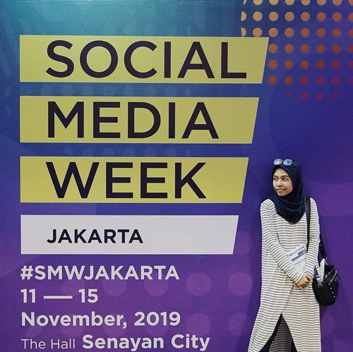 Sejak digelar pertama kali tahun 2015, aku sudah antusias menghadiri Social Media Week Jakarta. Acara ini memang paling ditunggu-tunggu oleh para digital savvy termasuk aku. Apalagi profesiku di ranah social media specialist memang sangat relate dan pasti berguna juga untuk komunitas @mominfluencer.id yang kurintisAlhamdulillah hari ini bertemu banyak orang kompeten, tapi tak pelit ilmu. Sangat terbuka untuk diajak bertukar pikiran, bahkan merencanakan kolaborasi di tahun depan. Semoga terwujud dan bisa menciptakan ekosistem digital yang lebih baik lagi, senada dengan tema @SMWJakarta tahun ini yaitu "Stories: With Great Influence Comes Great Responsibility". Bismillah, long life @mominfluencer.id and watch out for our next  surprise. Tabik_#SMWJakarta #clozetteid