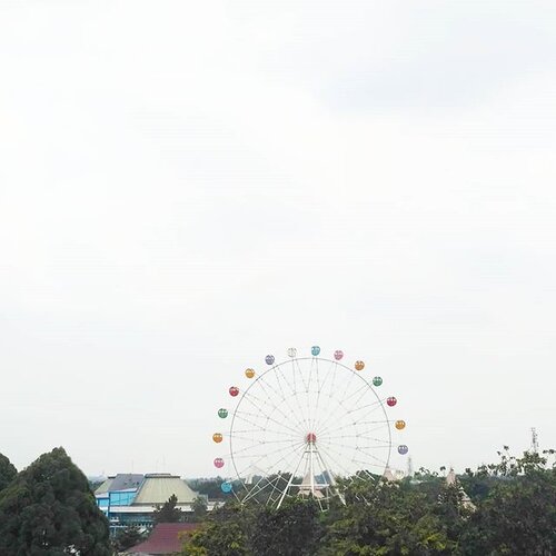 Beberapa pekan lalu sempat jalan-jalan ke #TamanMini karena belum kesampaian keliling seluruh anjungan dan wahana. Ternyata, banyak yang baru! Salah satunya ferriswheel yang ada di Taman Legenda ini. Difoto sambil naik gondola (ga pernah bosan naik ini) sambil ngebayangin alun-alun Batu. Ya, sepintas lalu mirip bianglala di kota dingin itu. Btw, ketan keju susu apa kabar ya? #clozetteid #latepost