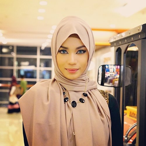 I dont know which one to be highlighted. Is it the eyes, makeup, necklace, or the elegant pasmina. Love it all.. ^^