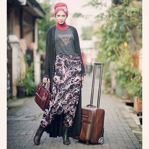 Loose tee and loose pants for maximum comfort. Turban for simplicity. Long cardi and ankle boots for style and weather shield. Selamat Mudik ^^ #clozetteid #clozetter #GoDiscover #cordovatravel #travel #travelinstyle #traveling #pengenumroh #amin