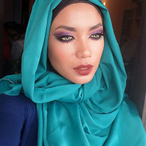 Throwback to the day that i wear makeup.. #tbt #throwback #throwbackthursday #hijab #motd #hudabeauty #blueeyes #makeup #sephora #clozette #clozetteid #starclozetter #beauty #beautynesia