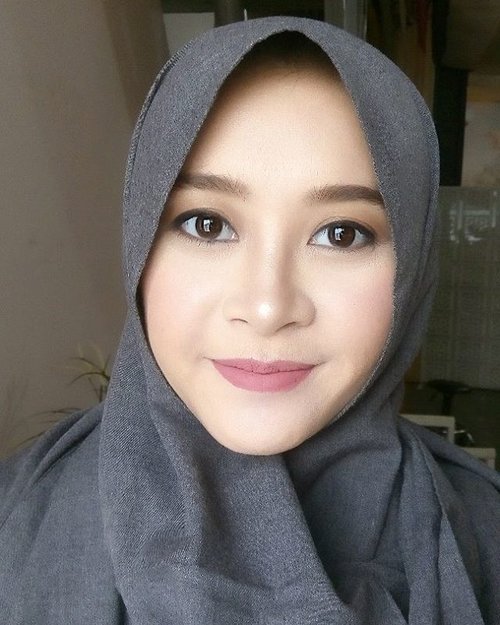 Teteh Cantik @dhikanjami . #nofalsies #notrimeyebrow #clozetteid #muajkt #makeupsyari #makeupsyara #hijaber #motd #pretty