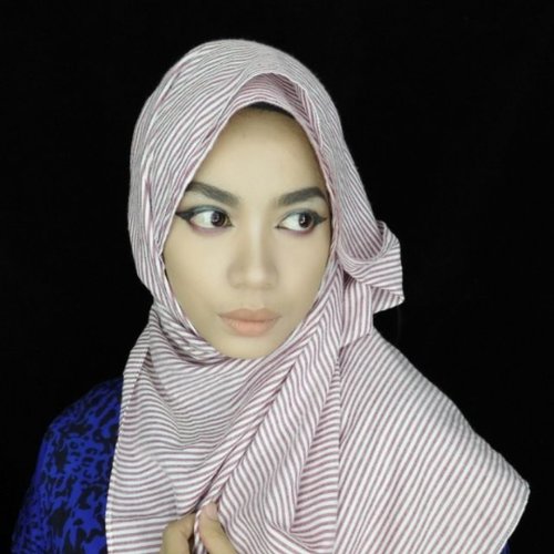 hijab pasmina kekinian dari @floveey..@floveey @floveey @floveey .tunggu tutorialnya di youtube channel ku yak #kerjaitumain #clozetteid #holidaydecoration #welcomedecember #bestfriend #fashion #hijab #scarft #pasmina #floveey