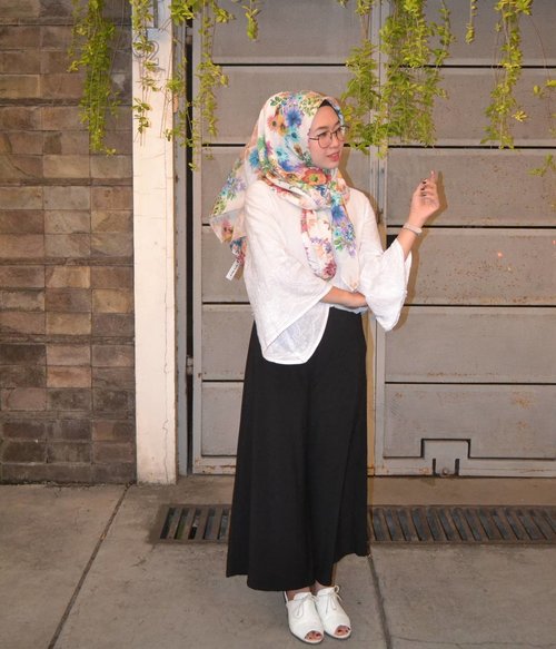 Hijab from @mels_scraft on vol.2 upload soon🍃🌺 #ClozetteID📷 by my talented photograph @detakamelia 💕