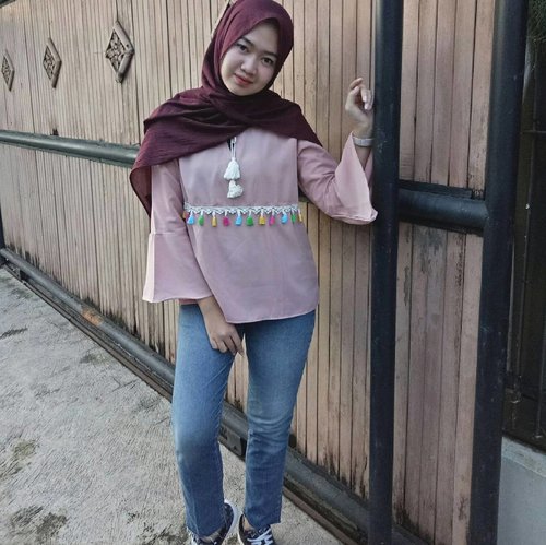 "Begin and end your day with a smile".. #clozetteid
.
Top from @elpecorner, elegant with low price! Love it🌸