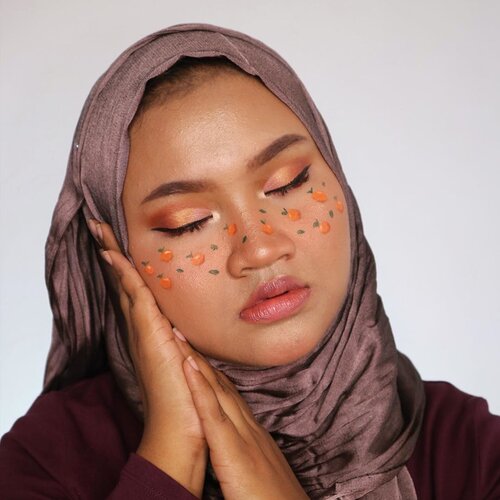 Aku dan panen jeruk ku 😌😗 krn aku #dirumahaja jdi tadi live di IG dan bikin look ini 🤣 beberapa kali ditanyain "ka hanni mau kemana?" Guys kalau aku tiap makeup-an itu artinya aku mau pergi berarti aku perginya tiap hari dong 🤣 aku emang lagi mau bikin konten aja buat kalian seperti yang kalian liat skrg ini salah satu contohnya. Aku lagi panen jeruk, jeruknya buat kalian. Biar ga kekurangan vitamin C! Jangan lupa vit C nya yaa 🥰🥰 #orange #artmakeup #simplemakeup #makeup #clozetteid