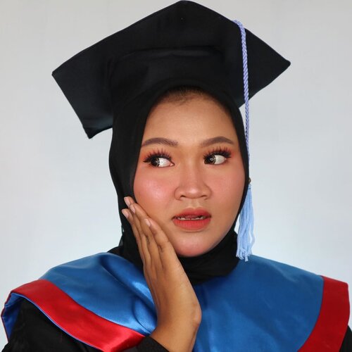 Masih aku liatiiinnnn... coba kalian udah liat #7d1palette #day2 aku belom? Wkwkwk! Gimana nihh? Tahun 2020 niat lulus dari apa kalian? #graduation #makeupwisuda #makeup #clozetteid