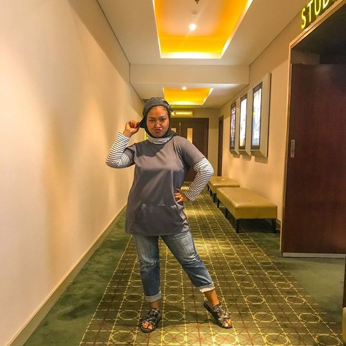 #ootdnyahanni when it comes to lazy day to out but you need too 🤣🤣 u'll never get wrong with t-shirt, jeans, sandals and hat 🤣🤣 #ootd #hijab #hijabstyle #clozetteid