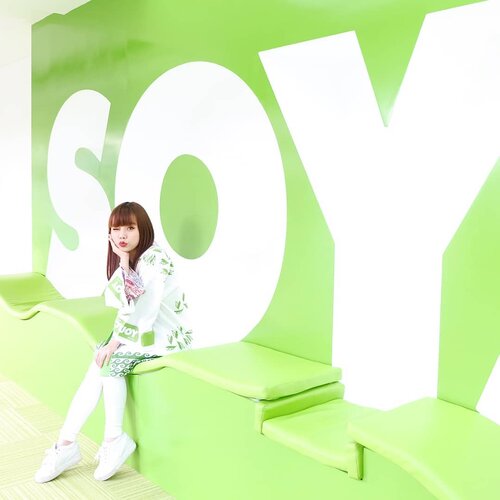 Salah satu spot foto Instagrammable di Pabrik @soyjoyid: Soylution Corner 🌱

Disini, kalian bisa duduk di depan tembok lucu SOYJOY sambil menonton video tentang kebaikan kedelai! Selain itu, Soylution Corner ini juga merupakan salah satu spot digital photobooth di pabrik ini, lho 😉

Pengen main-main ke pabrik @soyjoyid juga? Gampang banget! Caranya bakal aku share di blog segera yaa 👏🏻😎
.
.
#soyjoy 
#soyjoyindonesia 
#soyjoyfactoryvisit 
#kebaikankedelai 
#healthysnack
#healthyfood 
#healthylifestyle 
#influencersurabaya 
#influencersby 
#lifestyle
#lifestyleinfluencer 
#bloggerindonesia 
#bloggerstyle 
#ソイジョイ
#ソイジョイクリスピー 
#clozetteid 
#bloggermafia