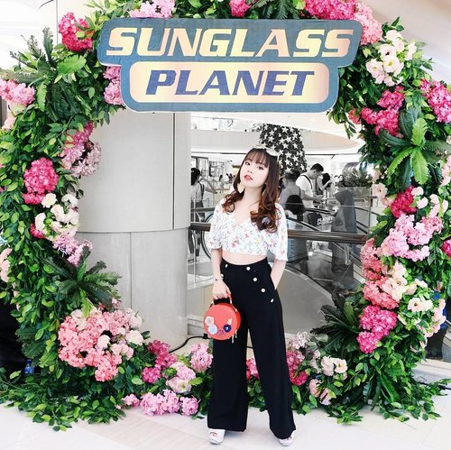 My retro and tropical look with long 70s vibe for @sunglassplanet Opening Party at Tunjungan Plaza 6 ★

thank you for having me!
.
.

#clozetteid
#今日のコーディネート 
#コーディネート 
#コーデ
#服
#今日の服
#ギャル
#ロック
#今日のファッション 
#ファッション 
#かわいい
#可愛い 
#ootdindo
#sunglassplanettropicalfest
#sunglassplanettp6
#mysexytropical
#whatiwear 
#WhatCarolWear