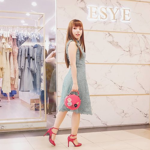 So in love with @esye_official's latest Chinese New Year collection 💚 
To be honest, green isn't really my favorite but who can pass on this gorgeous midi dress? 👀 It's so beautiful when paired with red shoes & bag like how I did in this pic eh!

Anyway, @esye_official store in Pakuwon Trade Center has just got renovated and now it's open already! Make sure you visit their store now because pssst, other than the new CNY collection, they also have great discounts for the previous collections and the stocks are running out fast 🏷️
.
.
#esyeofficial #esyeladies #iwearESYE #esyecny19 #clozetteid #ootdindo #lookbookindonesia #lookbooklookbook #outfitoftheday #cnyoutfit #fashionbloggerindonesia #fashionblogger #fashionpost #styledootd