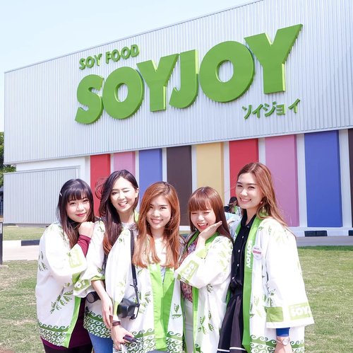Do you see our happy faces? @_aphrodites_ were delighted to be the first ones to step into Soyjoy's new factory in Pasuruan!The factory's outer wall is too cute to be true - ofc it's mandatory for us to take TONS of picture there 🌈 Thank you @soyjoyid for having us in #soyjoyfactoryvisit 🌱..#soyjoyindonesia #kebaikankedelai#soyjoy #soyjoyid #factoryvisit #aphrodites #AphroditesxSoyjoy#aphroditesootd#girlsquad #squad#beautyinfluencer #clozetteid #bloggermafia #influencersby #influencersurabaya#bloggerstyle #indobeautygram #beautybloggerindonesia #indonesiabeautyblogger
