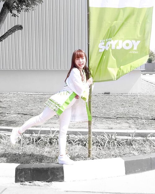 SOYJOY for the win 🌱💖 .
ー
Seneng banget bisa main dan menjadi salah satu orang yang pertama kali menginjakkan kaki ke Pabrik Soyjoy pertama di Indonesia 🇮🇩 saking excited-nya, Gemini yang satu ini nggak bisa diam aja dong begitu lihat banyak bendera promosi @soyjoyid bertebaran di area pabrik. Harus banget siang bolong jam 2 siang foto dengan happi khas Jepang ini dan muka super gembira!! .
ー
Eh, tenang. Kali ini bukan pencitraan dong. Ini beneran lagi bahagia banget karena pabrik @soyjoyid cantik, modern, dan megahnya bukan main, serta terbuka untuk UMUM lho 🤩 Penasaran dong gimana pengalaman aku saat Factory Visit ke pabrik Soyjoy ini? Pengen main kesini juga? BISA! Tunggu cerita lengkapnya di blog ya 💖
.
.
.
#soyjoyfactoryvisit 
#soyjoy
#soyjoyid 
#soyjoyindonesia 
#ソイジョイ
#ソイジョイクリスピー 
#factoryvisit 
#influencersby 
#clozetteid 
#happi
#openfactory 
#bloggerindonesia 
#bloggermafia 
#otsuka
#beautyblogger 
#sbybeautyblogger
#workwithCarls